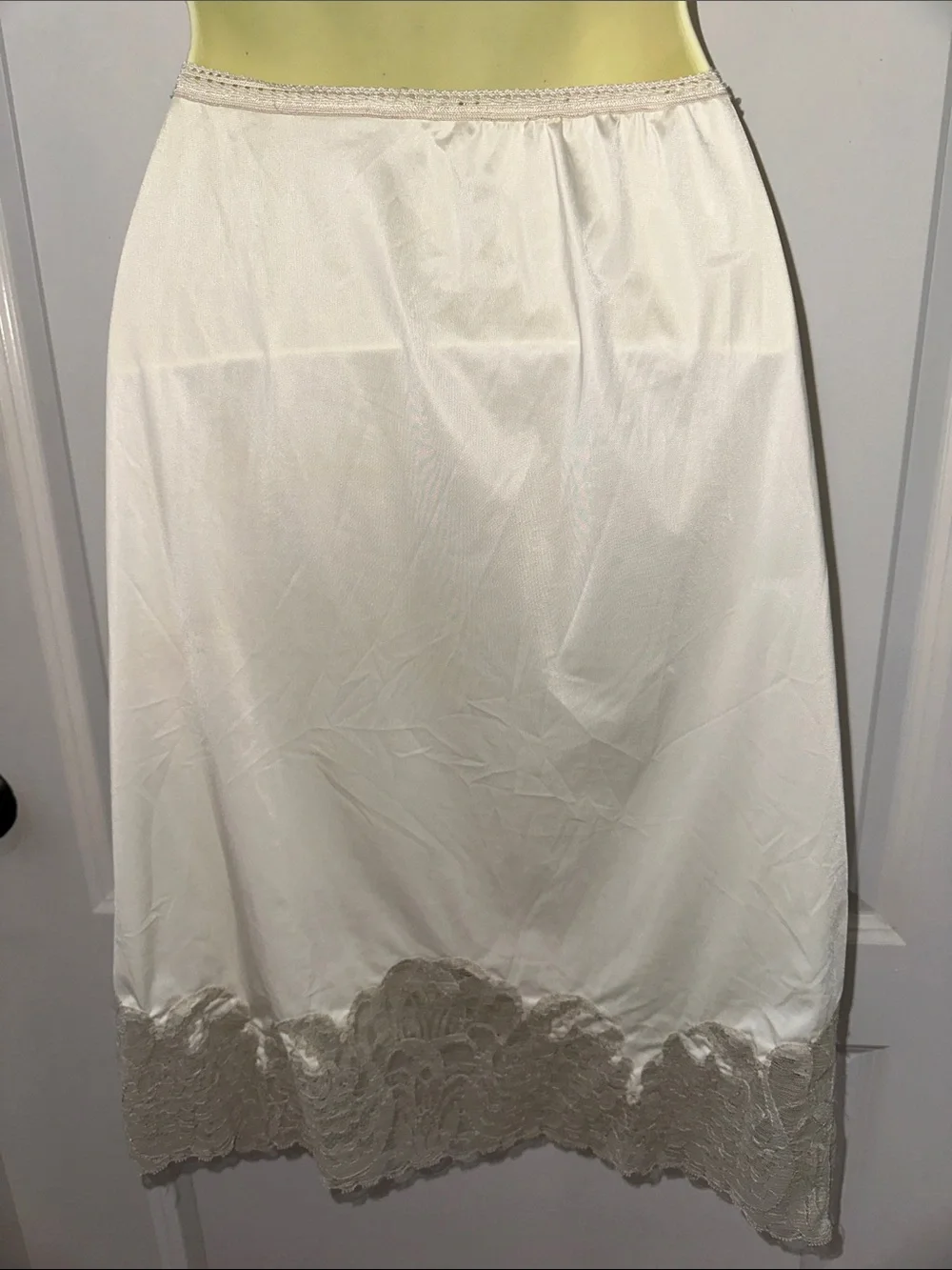 Vintage 60s Cream/Ivory Lace Half Slip with Tan Lace Hem - Picture 4 of 5